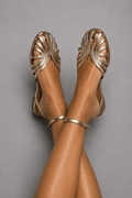 Victoria | Sandalias Doradas con Detalles de Joyería