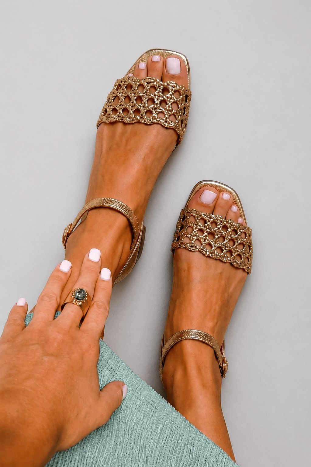 Aurora | Sandalias Doradas: Encanto de Verano