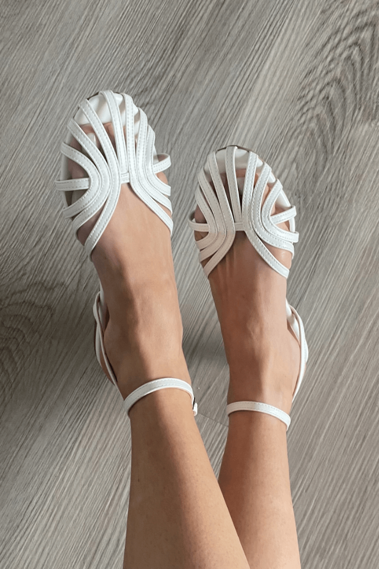 Victoria | Sandalias Doradas con Detalles de Joyería